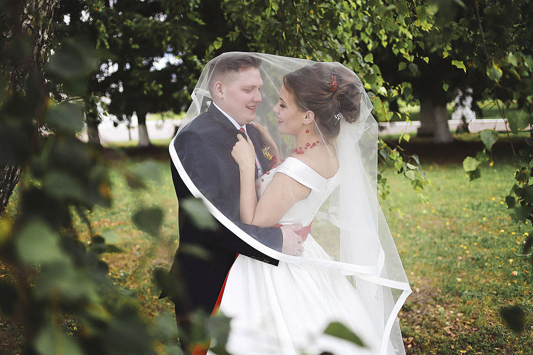 Студия Лидер. Свадебная фотосъёмка. Фотограф на свадьбу. Свадебное фото - прогулка. Студия Лидер. Свадебный фотограф Елена Вильчик..